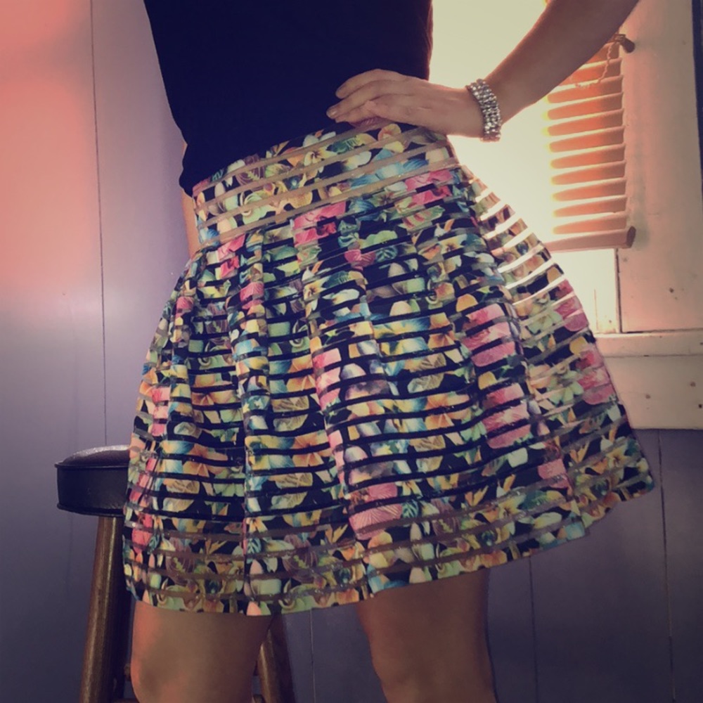 •Medium sized skirt• $10 wore once on my bday 💕